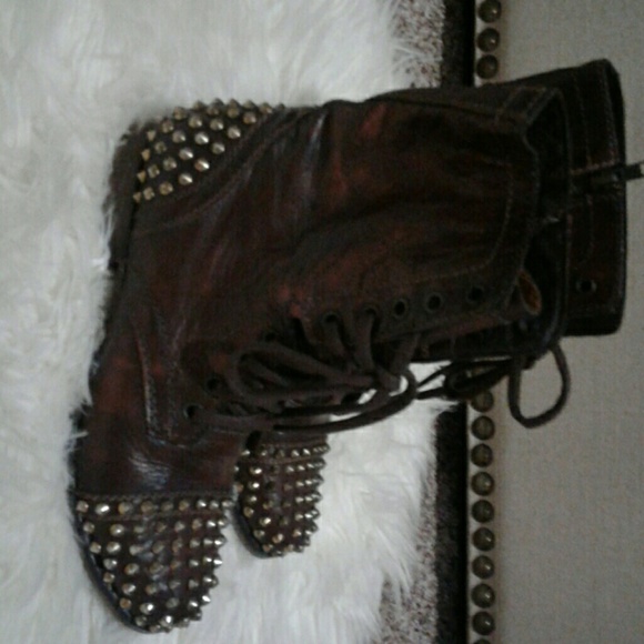 Shoes - Picture 2 of 5